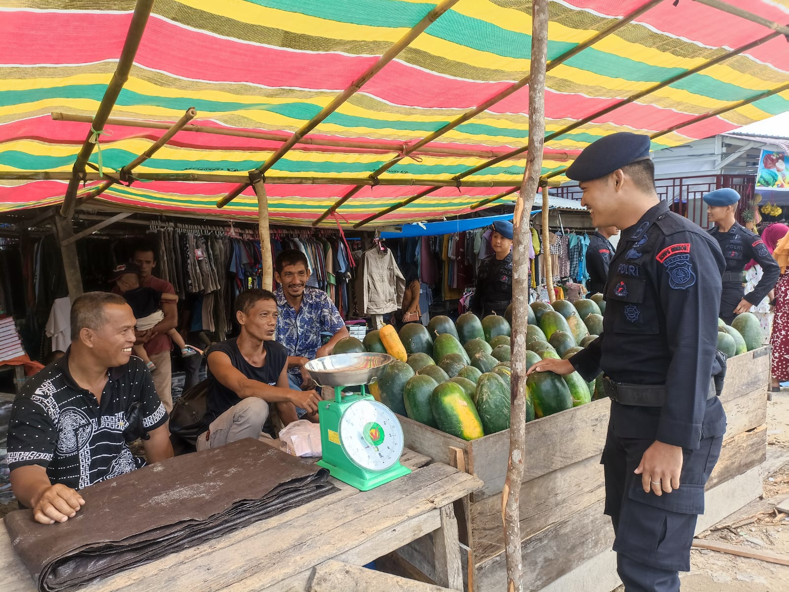 Batalyon C Pelopor Satbrimobda Riau laksanakan Patroli di Pasar Rakyat Berikan Rasa Aman dan Nyaman